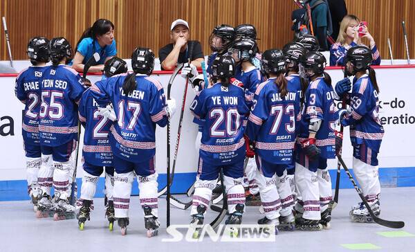 27일 충북 제천시에 위치한 세명대학교 세명체육관에서 '제20회 아시아 롤러스케이팅 선수권대회' 인라인하키 여자 주니어 조별리그 한국과 이란의 경기가 열렸다. /사진(제천)=강명호 기자