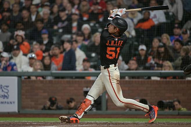 이정후가 9회말 우중간 쪽으로 큼지막한 타구를 날린 뒤 방향을 확인하고 있다. Imagn Images연합뉴스