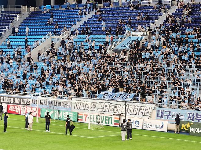 27일, 대구FC 팬들이 포항 스틸러스와의 홈 경기 뒤 구단을 향해 격노하고 있다. 구단 관계자들이 나와 마이크를 들고 사과하는 모습. 대구=김가을 기자 epi17@sportschosun.com