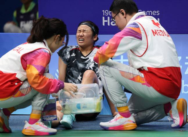항저우=연합뉴스) 이지은 기자 = 7일 중국 항저우 빈장체육관에서 열린 항저우 아시안게임 배드민턴 여자 단식 결승에서 한국 안세영이 중국의 천위페이를 상대하던 중 통증을 호소하고 있다. 2023.10.8 jieunlee@yna.co.kr