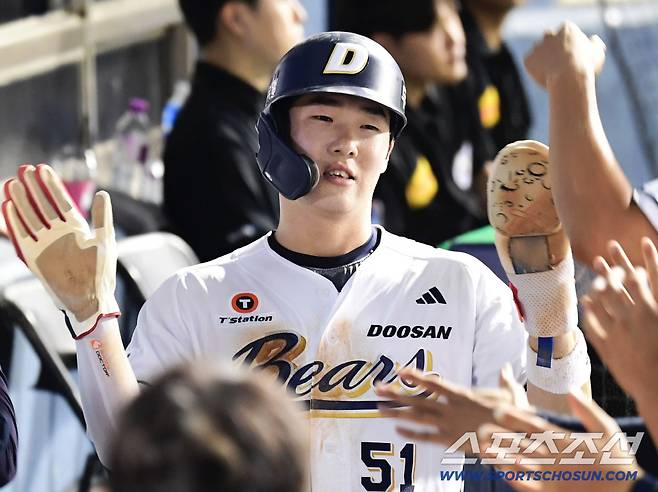 27일 잠실구장에서 열린 두산과 LG의 경기. 8회말 이유찬 적시타 때 득점에 성공한 두산 조수행. 잠실=송정헌 기자songs@sportschosun.com/2025.07.27/