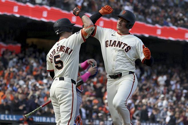 맷 채프먼이 4회말 솔로홈런을 날리고 들어와 마이크 야스트렘스키의 환영을 받고 있다. AP연합뉴스