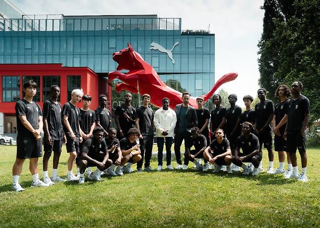 지난해 6월 푸마 프랑스에서 개최된 푸마 팸 캠프에 신평고 추축선수 윤희서와 구본서가 한국 대표로 참가했다. 사진제공=푸마 코리아