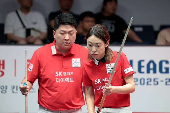 PBA 팀리그에 참가한 SK렌터카의 조건휘(왼쪽)-히다 오리에가 샷을 앞두고 상의하는 모습. 사진제공=PBA