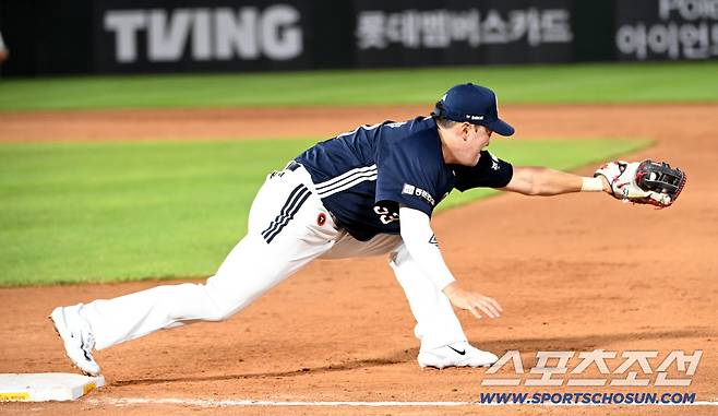 9일 부산 사직야구장에서 열린 두산과 롯데의 경기, 4회말 한태양의 내야땅볼때 유격수 이유찬의 송구를 받아내는 1루수 양석환의 모습. 부산=허상욱 기자wook@sportschosun.com/2025.07.09/