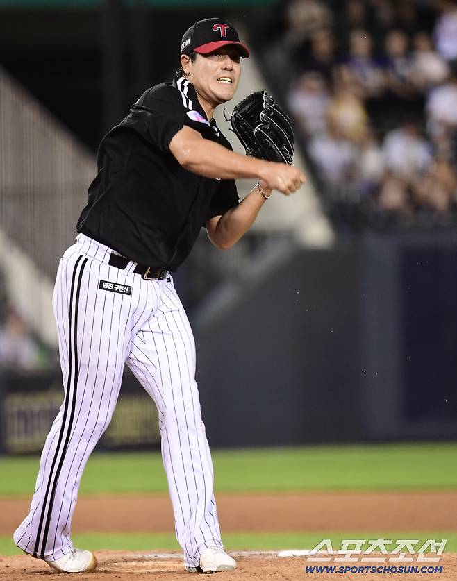 26일 잠실구장에서 열린 두산과 LG의 경기. 8회말 1사 1루. 1루에 견제하고 있는 LG 김진성. 잠실=송정헌 기자songs@sportschosun.com/2025.07.26/