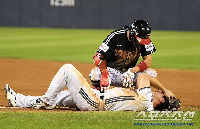 25일 잠실구장에서 열린 두산 베어스와 LG 트윈스의 경기. 9회초 1사 만루 LG 박해민 땅볼 때 1루 베이스 커버에 들어갔던 두산 2루수 오명진이 주자와 충돌 후 통증을 호소하고 있다. 잠실=박재만 기자 pjm@sportschosun.com/2025.07.25/