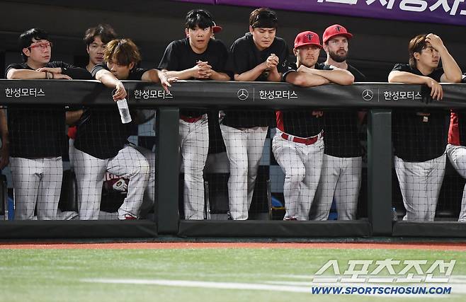 27일 부산 사직구장에서 열린 KIA와 롯데의 경기. 롯데가 5대3으로 승리했다. 패색 짙어진 KIA 더그아웃의 선수들이 침통한 표정으로 경기를 지켜보고 있다. 부산=정재근 기자 cjg@sportschosun.com/2025.7.27/