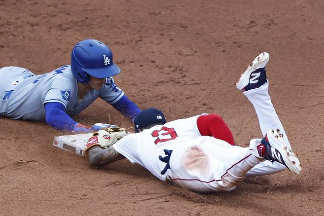 김혜성이 28일(한국시각) 보스턴전에서 8회 2루 대주자로 나갔다고 테오스카 에르난데스의 2루수 직선아웃 때 귀루에 성공하지 못하고 아웃되고 있다. EPA연합뉴스