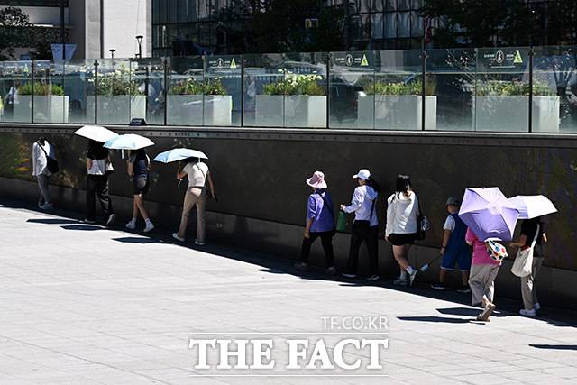 28일 기상청에 따르면 이날 낮 최고기온은 32~37도를 오르내리겠다. 전국 대부분 지역에 폭염 특보가 내려진 27일 오전 서울 종로구 광화문광장을 찾은 시민들이 그늘로 이동하고 있다. /남용희 기자