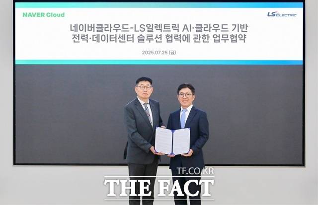 LS일렉트릭과 네이버클라우드는 지난 25일 경기도 성남시 네이버 사옥에서 'AI·클라우드 기반 전력·데이터센터 설루션 협력에 관한 업무협약(MOU)'을 체결했다고 밝혔다. 채대석 LS일렉트릭 대표(왼쪽)와 김유원 네이버클라우드 대표가 MOU 체결 후 기념 촬영을 하고 있다. /LS일렉트릭