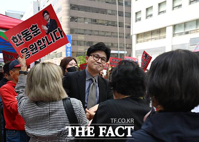 한동훈 국민의힘 전 대표가 28일 과거 부적절한 발언들로 논란이 불거진 최동석 인사혁신처장을 겨냥해 "이 정도면 무속인에 가까운 것 아닌가"라며 사퇴를 촉구했다. /이새롬 기자