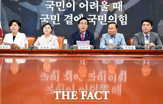 송언석 국민의힘 비상대책위원장 겸 원내대표(가운데)가 28일 오전 서울 여의도 국회에서 열린 비상대책위원회의에서 모두발언을 하고 있다. /국회=남윤호 기자