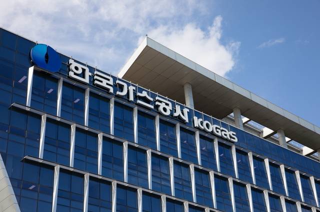 한국가스공사는 ‘디지털 학습 환경 지원’ 사업을 시행하고 대구 동구 지역 저소득 취약계층 아동·청소년에 학습용 태블릿 PC 100대를 지원했다고 28일 밝혔다. / 가스공사
