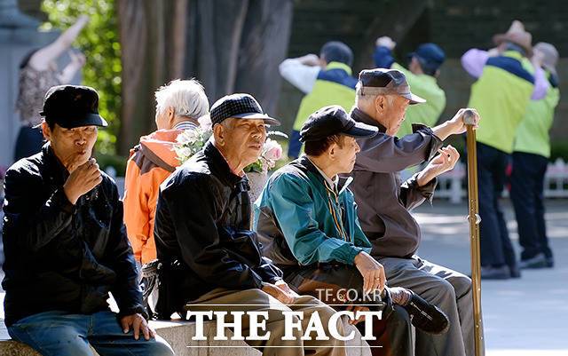 2025 인터넷신문 언론대상. <더팩트>의 '계속고용 시대, 한국의 자화상과 내일' 기획 보도가 2025 인터넷신문 언론대상 경제보도 부문 우수상에 선정됐다. /더팩트 DB