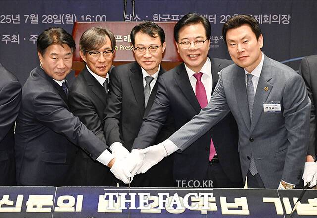 이기헌 더불어민주당 원내대표 비서실장과 김기정 한국인터넷신문협회 회장, 이규연 대통령실 홍보수석, 송언석 국민의힘 비상대책위원장 겸 원내대표, 김상규 한국인터넷신문협회 수석부회장(왼쪽부터)이 떡케이크 커팅식을 하고 있다. /박헌우 기자