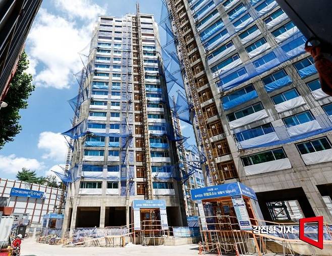 노동자 임금 체불로 11개월째 공사가 중단된 대구 북구 아파트 건설 현장. 강진형 기자