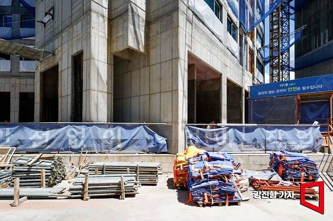 공사가 중단된 대구 북구 아파트 건설현장. 안전조끼와 건설 자재들이 공사장 한쪽에 쌓여있다. 강진형 기자