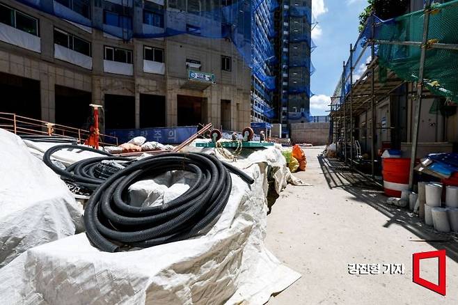 노동자 임금 체불로 11개월째 공사가 중단된 대구 북구 아파트 공사현장. 강진형 기자