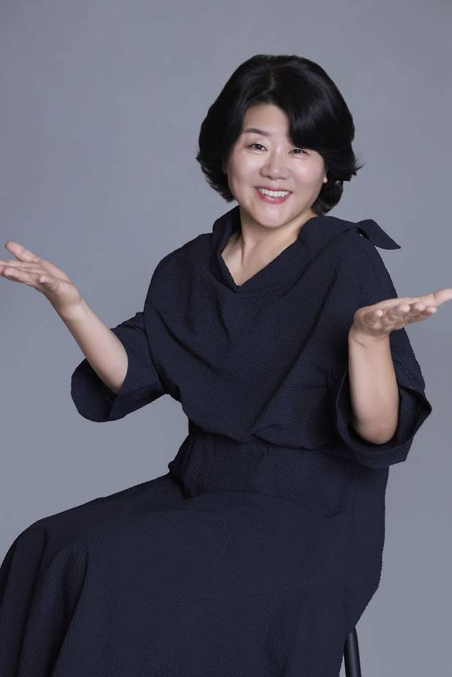 배우 이정은이 24일 서울 종로구 삼청동에서 진행된 인터뷰를 앞두고 사진을 촬영하고 있다. NEW