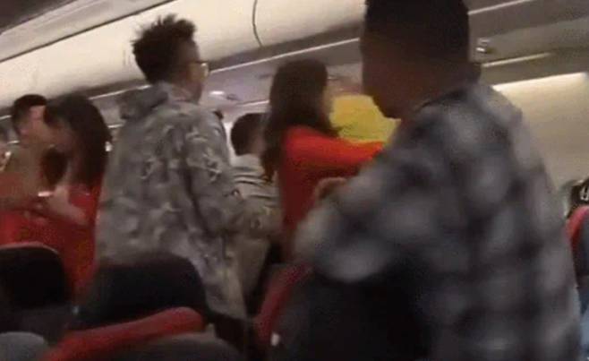 지난 21일 말레이시아에서 중국으로 향하던 에어아시아 여객기 안에서 중국인 승객들이 집단 난투극을 벌였다. 조용히 해달라는 요청에서 시작된 말다툼이 욕설과 주먹다짐으로 번졌다.&nbsp;