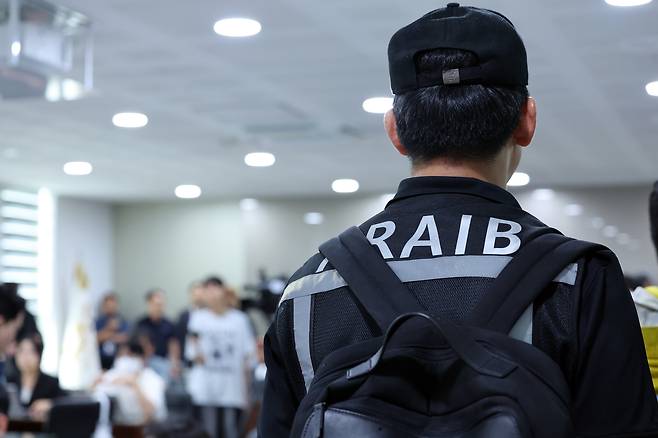 19일 무안국제공항 관리동 3층에서 열릴 예정이었던 12·29 제주항공 여객기 참사 엔진 정밀조사 결과 브리핑이 취소돼 항공철도사고조사단이 자리를 뜨고 있다./연합뉴스