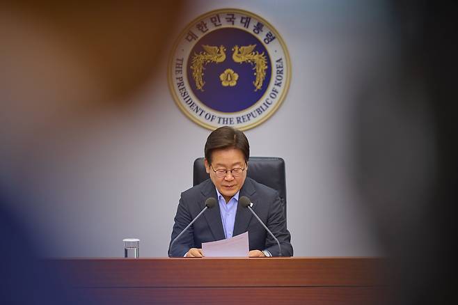 이재명 대통령이 지난 24일 서울 용산 대통령실 청사에서 열린 제5차 수석보좌관회의를 주재하고 있다./뉴스1