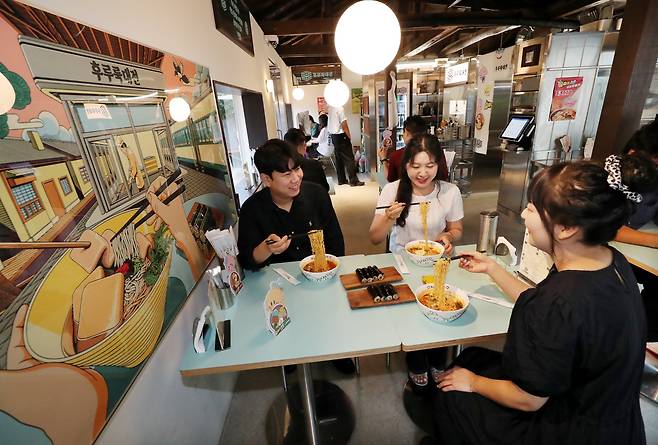 지난 16일 대전 동구 꿈돌이네 라면가게를 찾은 시민들이 꿈돌이 라면을 시식하며 특별한 맛을 즐기고 있다. /신현종 기자