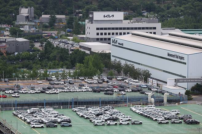 <YONHAP PHOTO-3913> 미국 관세 여파에 지난달 국내 자동차 생산 규모 감소     (광명=연합뉴스) 김성민 기자 = 도널드 트럼프 미국 행정부의 수입차 25％ 관세 여파로 지난달 국내 자동차 총생산 규모가 감소했다. 현대차·기아의 지난 5월 대미 수출 물량은 총 7만7천892대로 작년 동월(9만9천172대)보다 21.5％ 감소한 것으로 집계됐다.     사진은 24일 경기도 광명시 기아 오토랜드 광명에 출고 대기 중인 차량이 주차돼 있다. 2025.6.24    ksm7976@yna.co.kr/2025-06-24 15:00:58/<저작권자 ⓒ 1980-2025 ㈜연합뉴스. 무단 전재 재배포 금지, AI 학습 및 활용 금지>