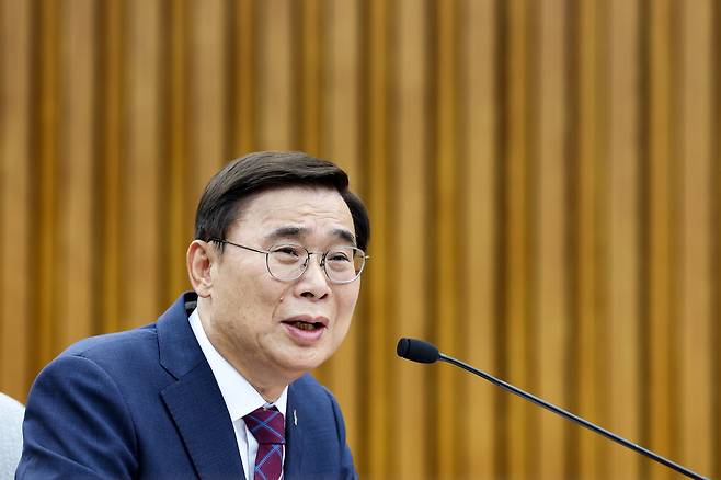 이종석 국가정보원장 후보자가 지난 19일 인사청문회에서 질의에 답하고 있다. 김대중-노무현 정부 때 대북 정책 담당자로서 북핵 개발을 희석하는데 앞장섰던 그는 북이 '사실상의 핵보유국'이라고 답변했다. /뉴스1