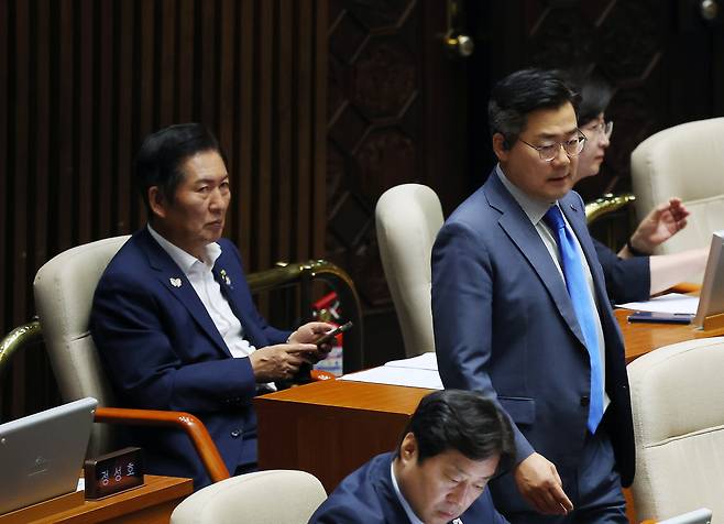 정청래 더불어민주당 당대표 후보가 지난 23일 서울 여의도 국회에서 열린 제427회 국회(임시회) 제2차 본회의에서 박찬대 후보를 바라보고 있다./뉴시스