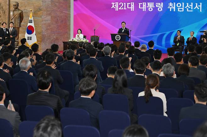 이재명 신임 대통령이 4일 서울 여의도 국회 로텐더홀에서 열린 약식 취임식에서 연설 도중 박수를 받고 있다. /남강호기자