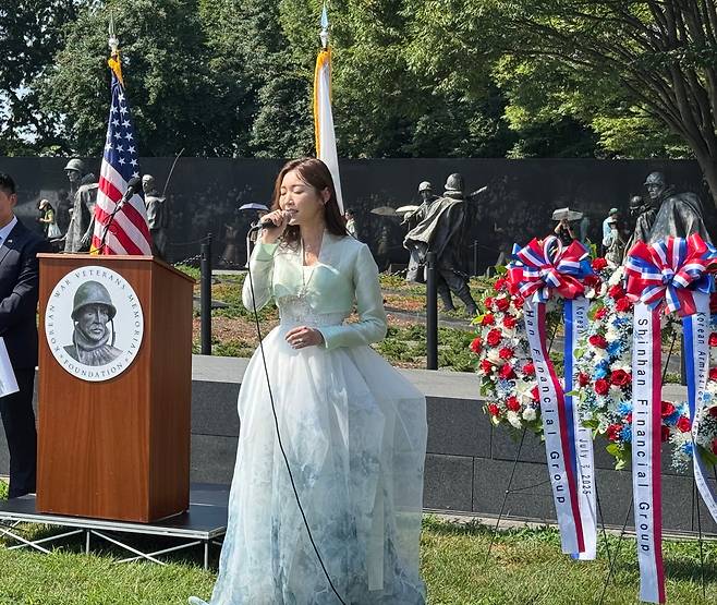 소프라노 강윤정씨가 27일 미국 워싱턴 DC 한국전참전용사기념공원에서 열린 6·25전쟁 정전협정 72주년 기념식에서 노래를 부르고 있다. /워싱턴=김은중 특파원