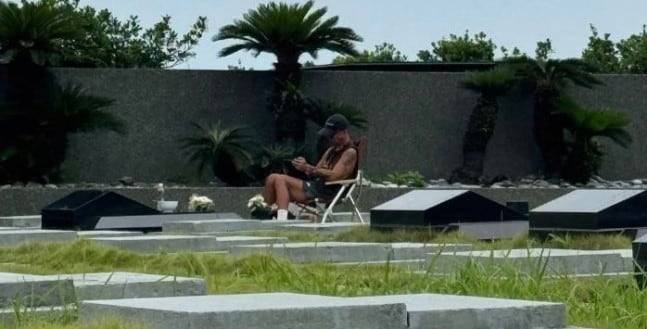 27일 가수 구준엽이 세상을 떠난 아내 쉬시위안의 묘를 지키는 모습이 포착됐다./온라인 캡처