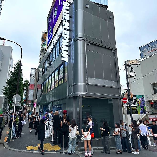 일본 하라주쿠 블루엘리펀드 플래그십 스토어 오픈 첫날, 매장을 찾은 방문객들이 길게 줄을 서 있다. /사진= 블루엘리펀트