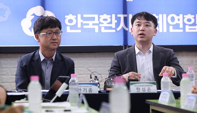 한성존 대한전공의협의회 비상대책위원장이 28일 서울 영등포구 한국환자단체연합회을 찾아 안기종 한국환자단체연합회 대표를 만나 모두 발언을 하고 있다. /뉴스1
