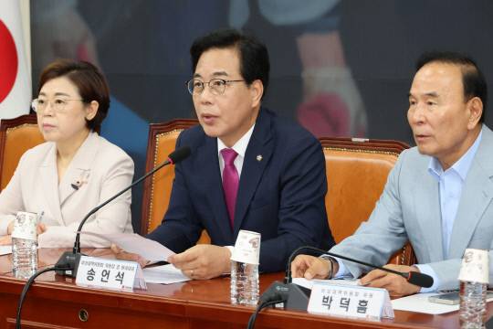 국민의힘 송언석 비대위원장 겸 원내대표가 28일 서울 여의도 국회에서 열린 비상대책위원회의에서 발언하고 있다. 연합뉴스