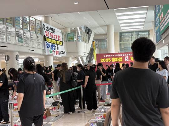 28일 대전 서구 관저동 건양대학교병원에서 열린 전국보건의료산업노동조합 대전충남지역본부 건양대학교의료원지부의 총파업 출정식을 환자들이 지켜보고 있다. 최다인기자