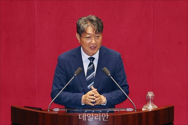 국회 법제사법위원회 위원장으로 선출된 이춘석 더불어민주당 의원이 지난달 27일 오후 열린 국회 본회의에서 당선 인사말을 하고 있다. ⓒ데일리안 홍금표 기자