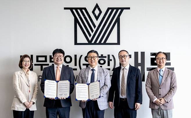 (왼쪽부터) 법무법인 대륜 곽나미 전문위원, 브릿지웨이 IP 코리 신(Corey Shin) 파트너 변호사, 대륜 김국일 경영대표, 조민우 변호사, 손동후 미국변호사.ⓒ법무법인 대륜