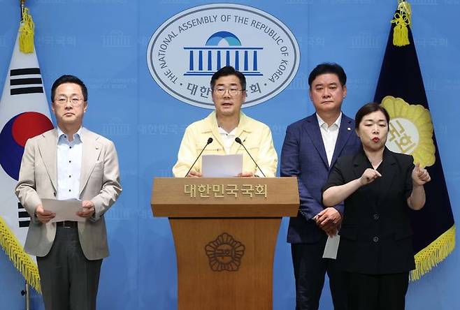 박찬대 더불어민주당 당대표 후보가 28일 오후 국회 소통관에서 열린 '내란폭동 집행유예 비판, 전광훈 수사촉구 기자회견'에서 발언을 하고 있다. ⓒ뉴시스
