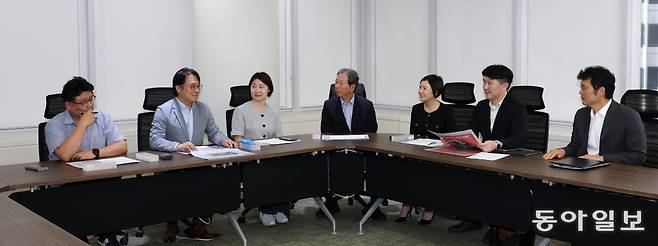 21일 동아일보 독자위원회는 21대 대통령 선거, 새 정부 국무위원 후보자들에 대한 인사청문회, 한미 관세 협상, 새 정부의 부동산 대책, 이스라엘-이란 중동전쟁 등과 관련한 보도 내용을 두고 토론했다. 왼쪽부터 권석준 이준웅 최은봉 위원, 김종빈 위원장, 이은경 석병훈 정원수 위원. 전영한 기자 scoopjyh@donga.com