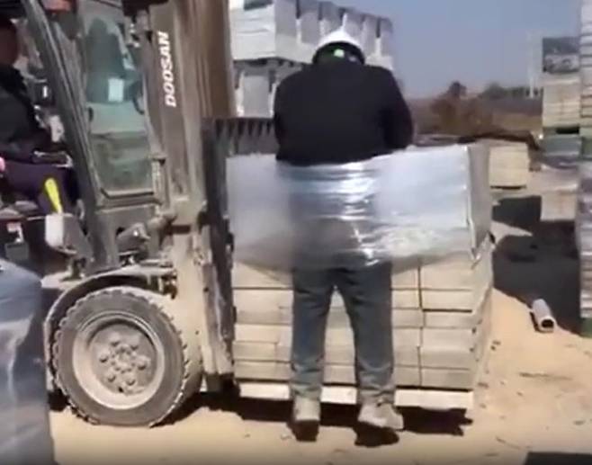 올해 2월 전남 나주시의 한 벽돌공장에서 스리랑카 출신 30대 남성 이주노동자가 비닐로 묶인 채 지게차로 옮겨지는 모습이 촬영된 동영상 캡처 사진. 전남이주노동자인권네트워크 제공