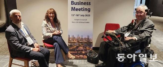 왼쪽부터 크리스 리조스 IUGG 회장, 미오아라 만데아 IUGG 차기 회장, 이상묵 IUGG 한국위원회 위원장이 인터뷰를 하면서 웃고 있다. 정지영 동아사이언스 기자 jjy2011@donga.com