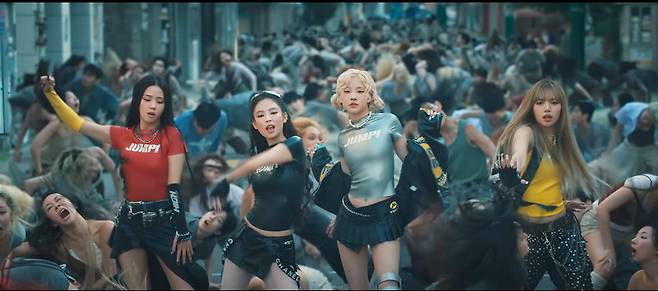 그룹 블랙핑크의 신곡 ‘뛰어(JUMP)’ 뮤직비디오의 한 장면. 한국 골목길 감성에 블랙핑크 멤버들이 와이어 연기를 선보이면서 독특한 분위기를 연출했다. 안무가 리아킴이 연출한 강렬한 안무 퍼포먼스도 눈길을 끈다. YG엔터테인먼트 제공