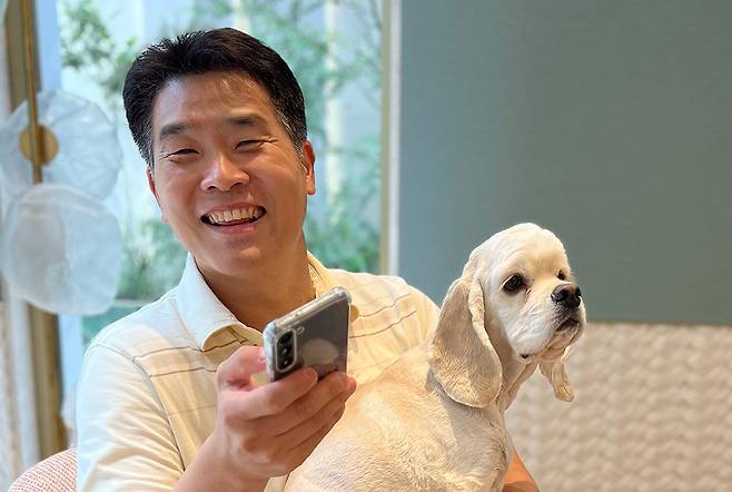 조상현 LG 감독이 애완견 조던과 즐거운 시간을 보내고 있다. 조상현 제공