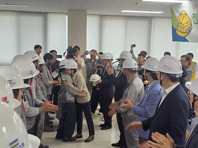 전남 해남군 대한조선 사무실에서 지난달 27일 열린 이주노동자 안전모 전달식 모습. 전남도와 전남노동권익센터는 이주노동자 이름이 적힌 안전모를 전달하며 이름 불러주기 운동을 전개했다. 전남도 제공.