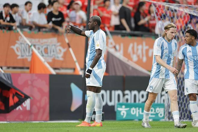 울산 공격수 말컹이 27일 열린 강원과의 방문경기에서 선제골을 넣은 뒤 자신의 트레이드마크인 걸그룹 트와이스의 춤을 따라 하는 세리머니를 하고 있다. 말컹이 K리그 무대에서 득점한 것은 2472일 만이다. 울산은 이날 말컹의 활약에도 불구하고 강원과 2-2로 비겼다. 한국프로축구연맹 제공