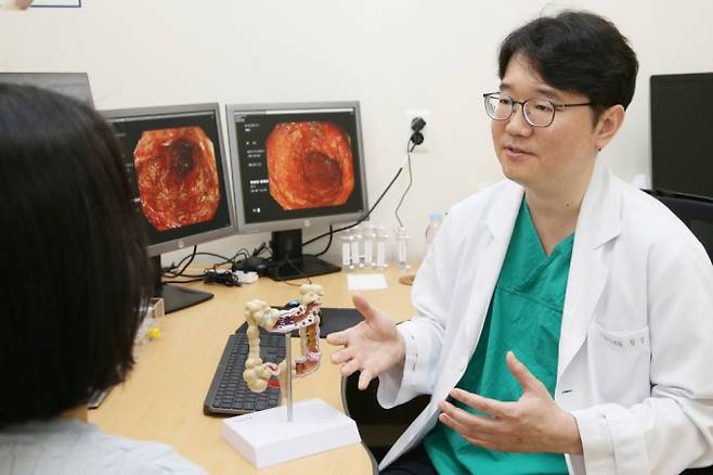 황성욱 서울아산병원 소화기내과 교수가 염증성 장질환 환자를 진료하고 있다. 서울아산병원 제공.