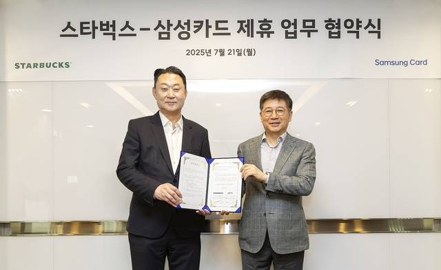 김이태(오른쪽) 삼성카드 사장과 손정현 스타벅스 코리아 대표가 기념사진을 촬영하고 있다. [삼성카드 제공]